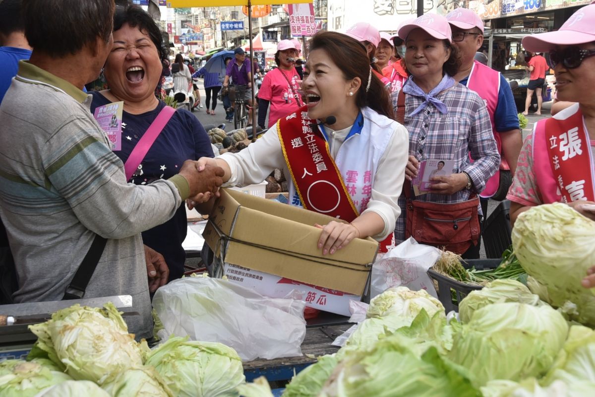 ▲張嘉郡向攤販、店家及買菜的民眾握手拜票。（圖／記者蘇榮泉攝，2019.11.03）