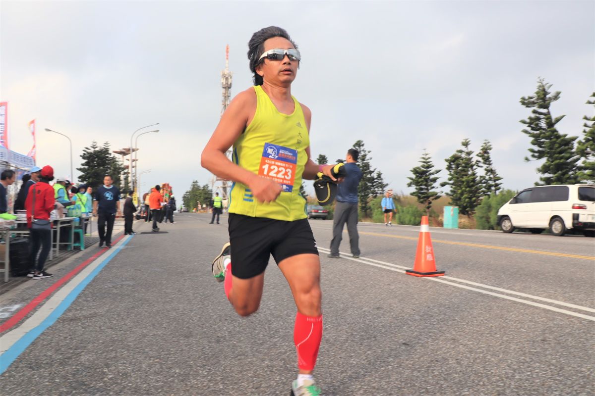 ▲「2019菊島澎湖跨海馬拉松」活動，本屆特別定調「做自己的破風手」為主題，呼應跑者不畏澎湖陣風「逆風而跑」。（圖／記者張塵攝，2019.11.03）