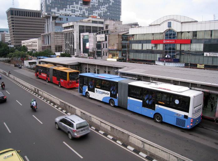 ▲雅加達快捷專線巴士（TransJakarta）的快捷系統（BRT）（圖／翻攝維基百科）