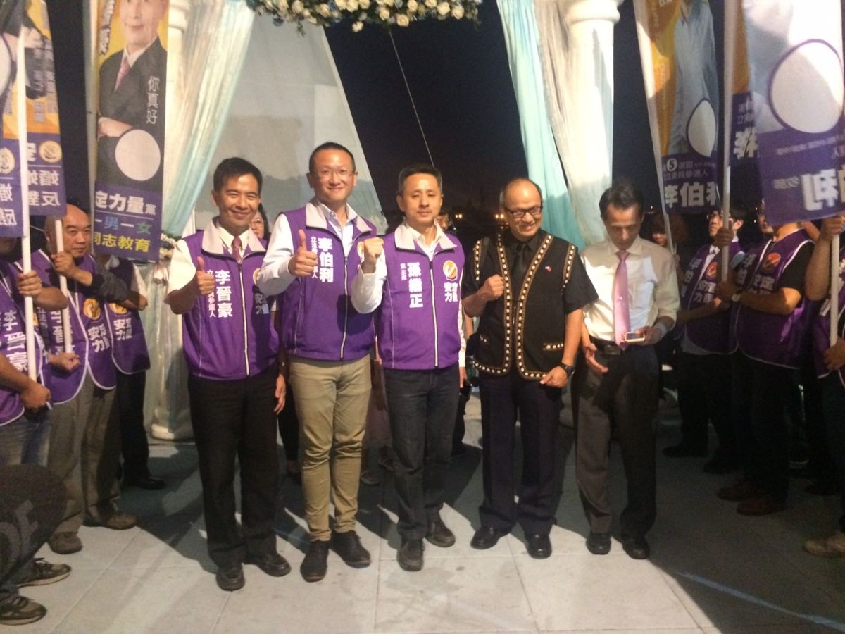 ▲安定力量立委參選人李伯利（左二）與李晉豪（左一）舉辦聯合募款餐會。（圖／記者陳聖璋翻攝）