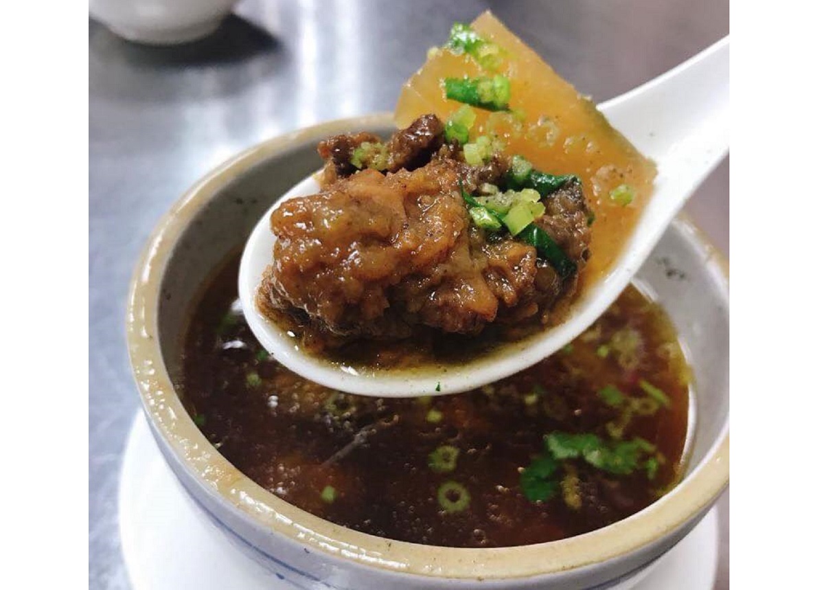 ▲排骨酥湯好吃的點在哪？老饕曝「美味關鍵」：又香又甜！（圖／翻攝自丸李排骨酥 籬仔內加盟店臉書）