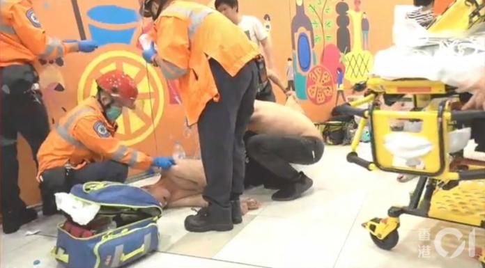 ▲在香港 3 日晚間的警民衝突中， 1 名男子疑下體受傷，接受治療時因痛慘叫。（圖／翻攝自香港 01 ）