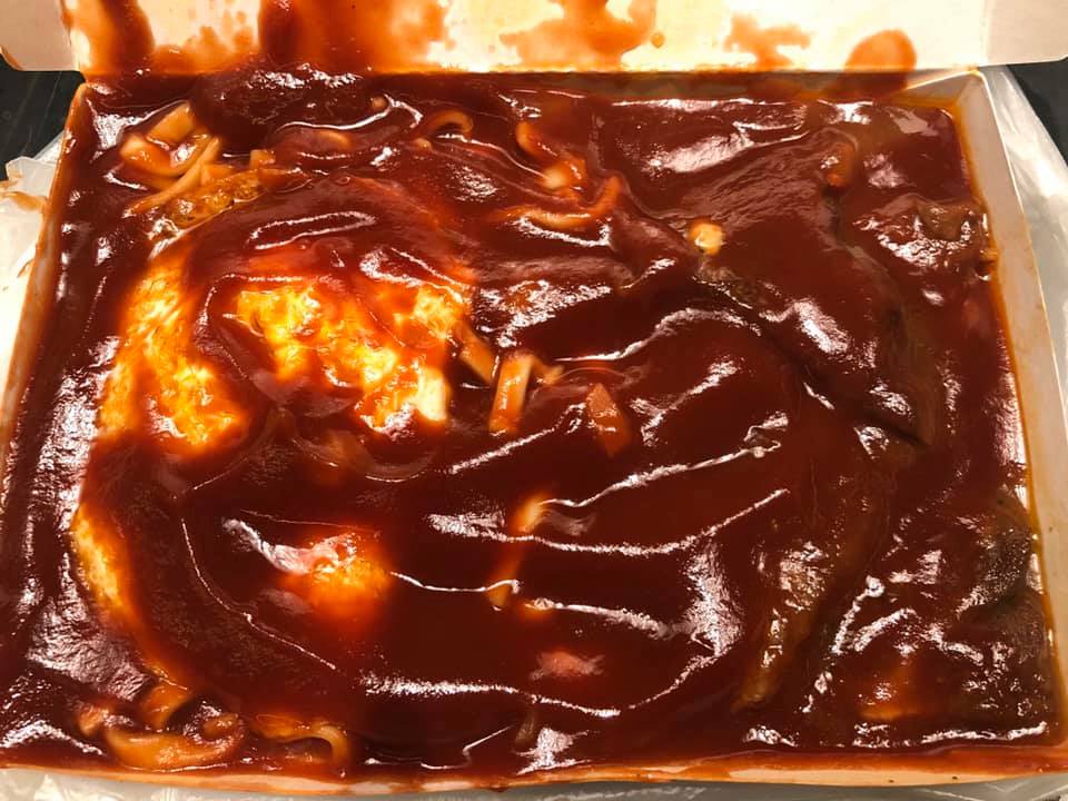 ▲一名網友在臉書社團《爆料公社》分享一次外送叫牛排餐的遭遇，要求「番茄醬多」，卻疑似遭到店家惡整，外送員目睹一切看傻。（圖／翻攝自爆料公社）