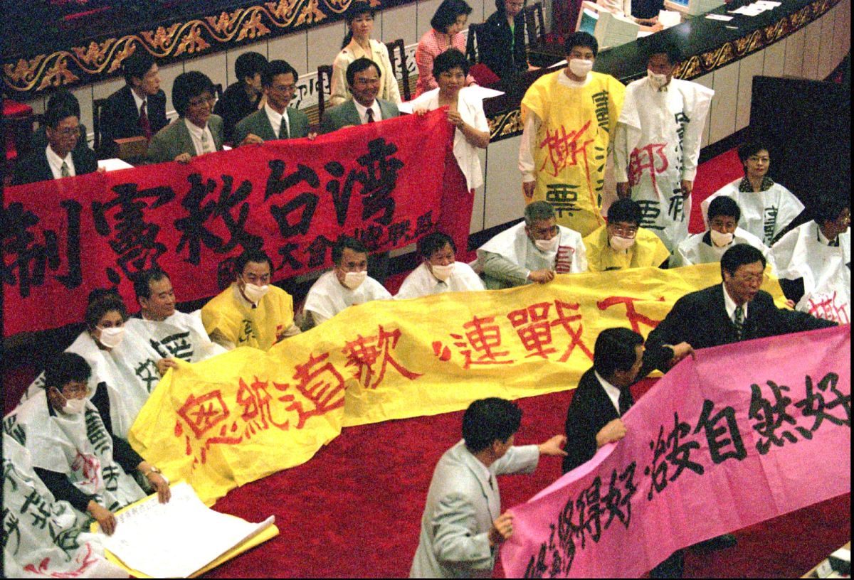 ▲台灣歷經七次修憲，依然修不出一個美好夢幻無瑕疵的憲法，與其修憲，不如從護憲、行憲做起。（圖／美聯社／達志影像）