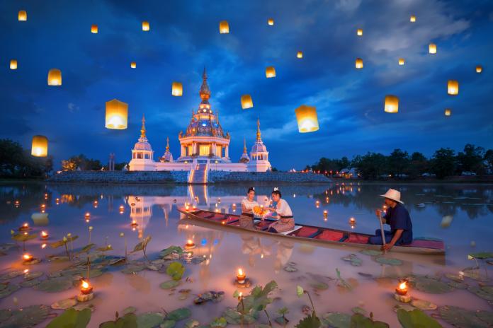2019泰國水燈節的活動將在11月10日至12日進行，11日月圓之夜為水燈節的正日，將是水燈節節慶的高潮。（圖／shutterstock）