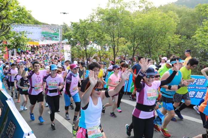 新竹縣桐花路跑活動將於明年4月26日展開，11月4日起受理網路報名，將帶領跑者感受客庄的浪漫風情。