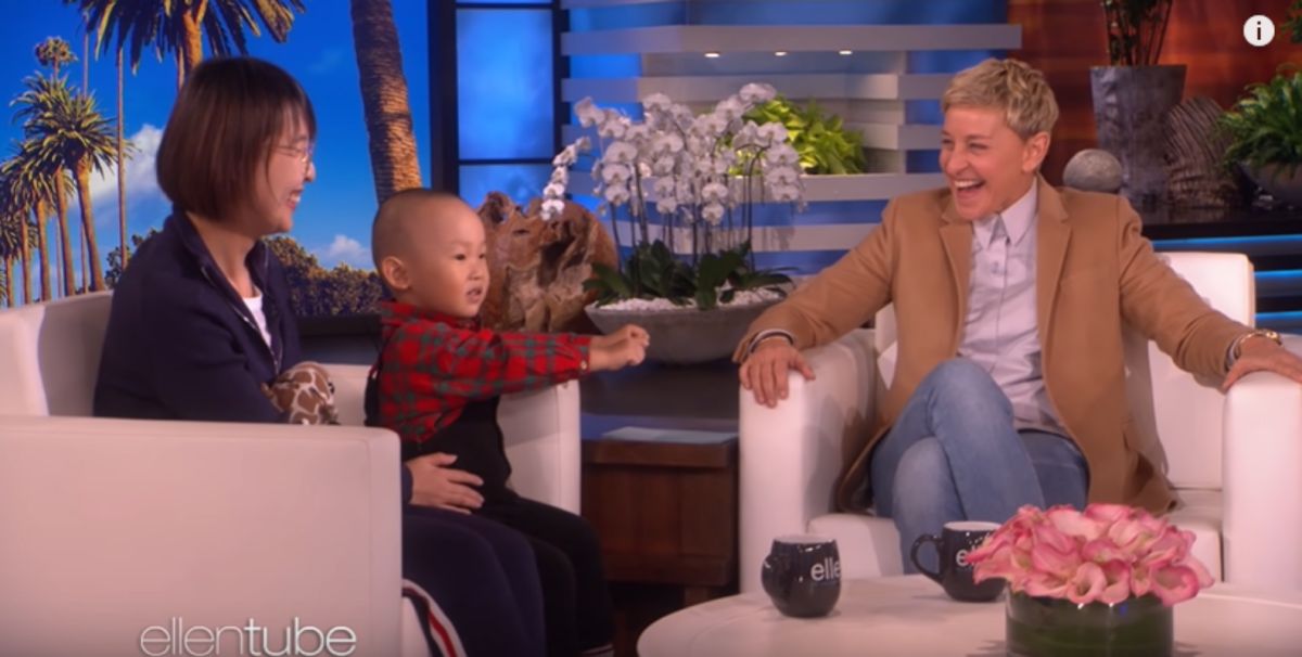 ▲大陸山東臨沂 1 名年僅 3 歲的男童「小亮亮」，因熱愛跳廣場舞，可愛的舞姿甚至紅到美國，連知名的《艾倫秀》也邀請他上節目。（圖／擷取自艾倫秀 Youtube 片段）