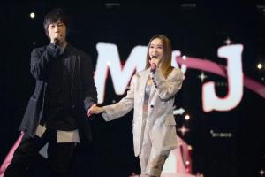 ▲阿信（左）和蔡依林（右）曾在演唱會上合唱〈今天你要嫁給我〉。（圖／相信音樂提供）