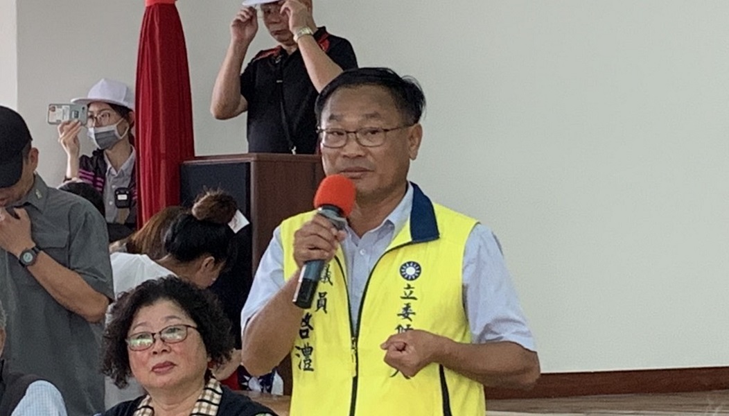 對嘉義縣政府在縣境內設置太陽能光電板，縣議員王啟澧在縣政質詢中提議組成監督小組。(圖／記者陳惲朋攝)