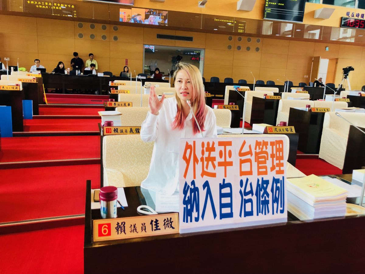 ▲中市府籌設「台中市外送服務人員職業工會」，提供保險給付、納入勞健保。議員賴佳微表示，這些新興形態產業的人員是否願意加入提出很大的質疑。 (圖／柳榮俊攝2019.11.4)