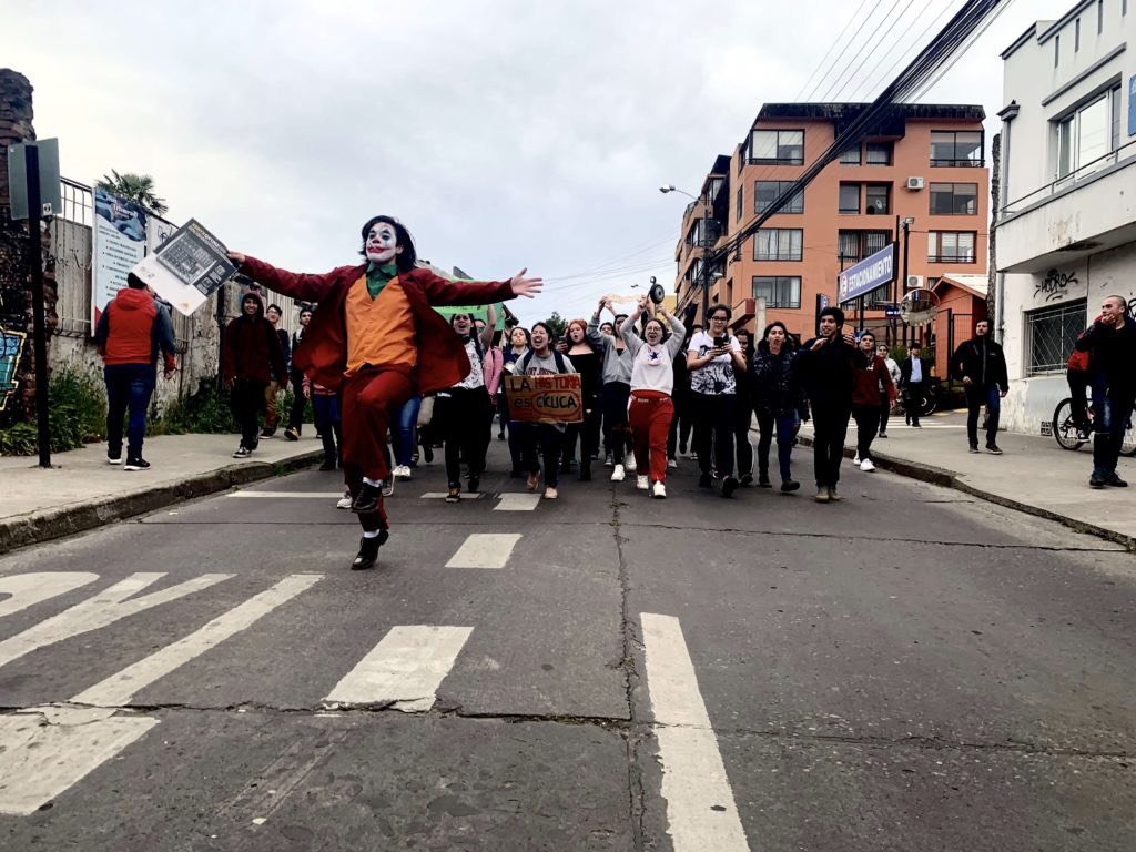 ▲小丑的形象被許多抗議者採用。（圖／翻攝自推特）