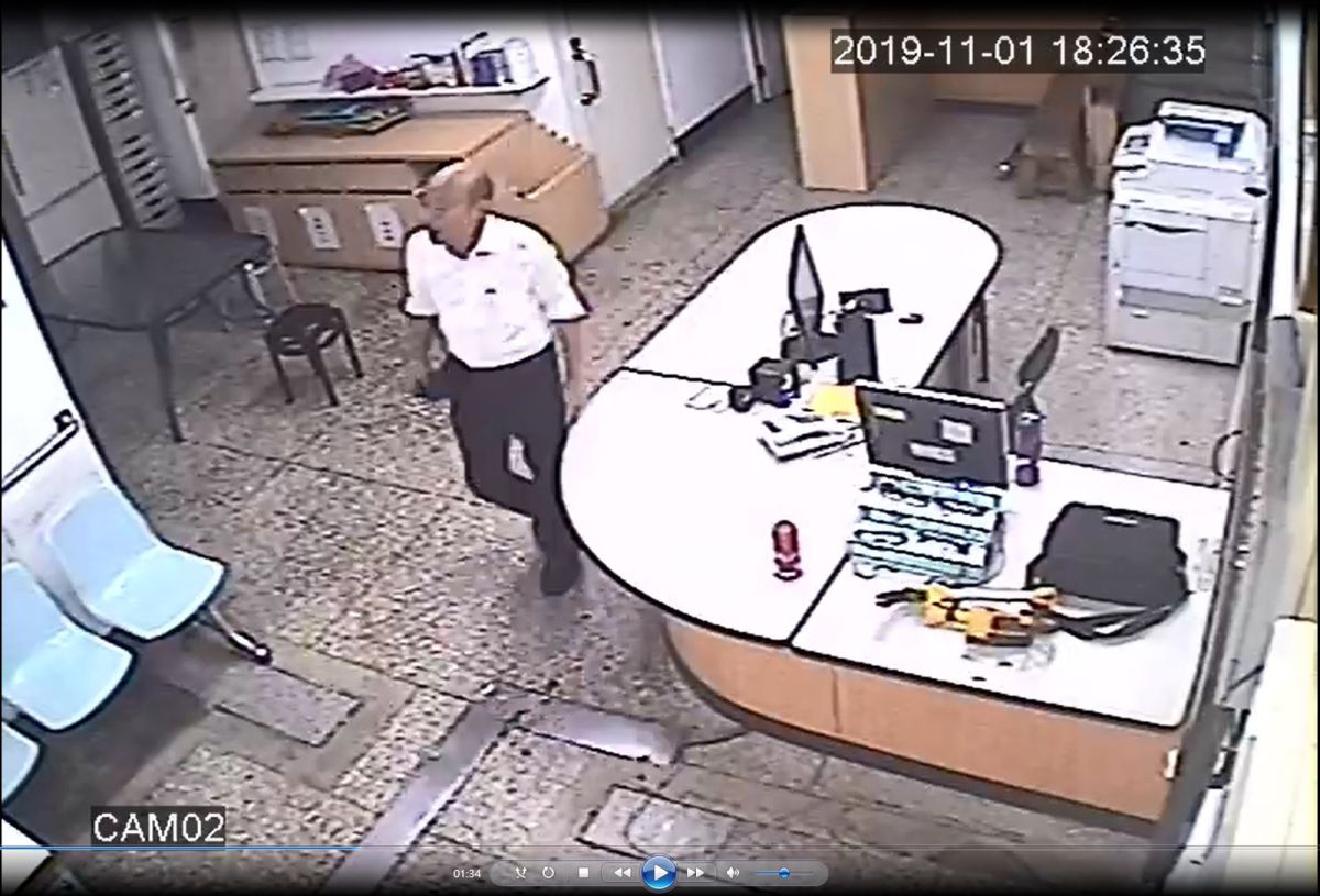 ▲桃園市警局釋出影片截圖表示，韓市長11月1日當天的確有進入南崁所。（圖／桃園市警局提供）