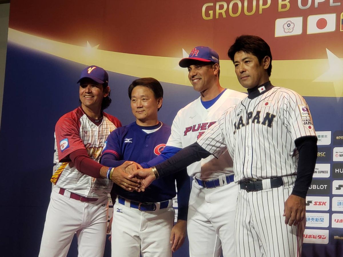 世界12強賽記者會波多黎各總教練Juan Gonzalez、委內瑞拉總教練Carlos Subero、日本總教練稻葉篤紀以及中華隊總教練洪一中合影。（圖／記者黃建霖攝）