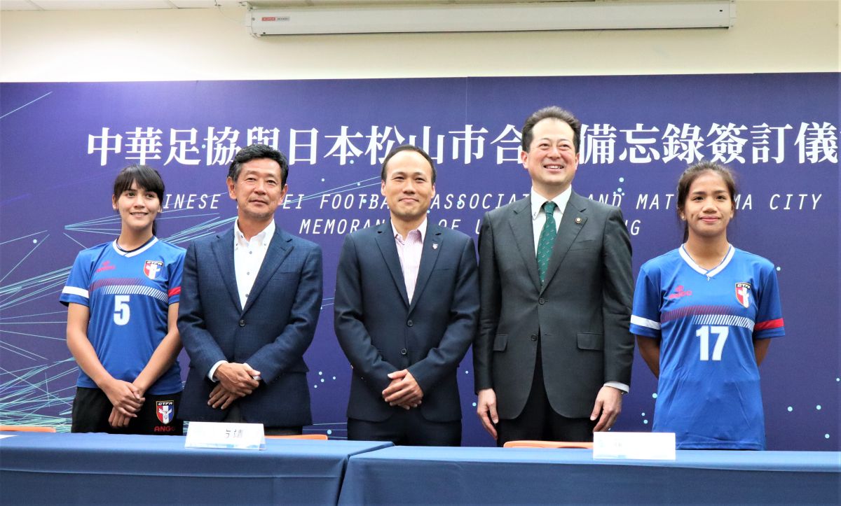 ▲中華足協和松山市簽訂合作協議，中華女足潘彥昕(左起)、中華女足總教練越後和男、中華足協秘書長方靖仁(左)、松山市長野志克仁、中華女足丁旗。（圖／鍾東穎攝 ,2019.11.04）

