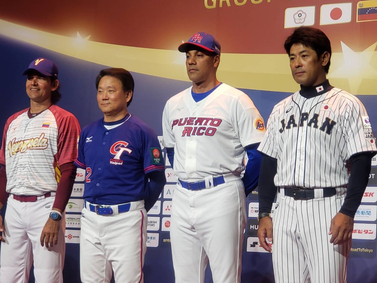 世界12強賽記者會波多黎各總教練Juan Gonzalez、委內瑞拉總教練Carlos Subero、日本總教練稻葉篤紀以及中華隊總教練洪一中合影。（圖／記者黃建霖攝）