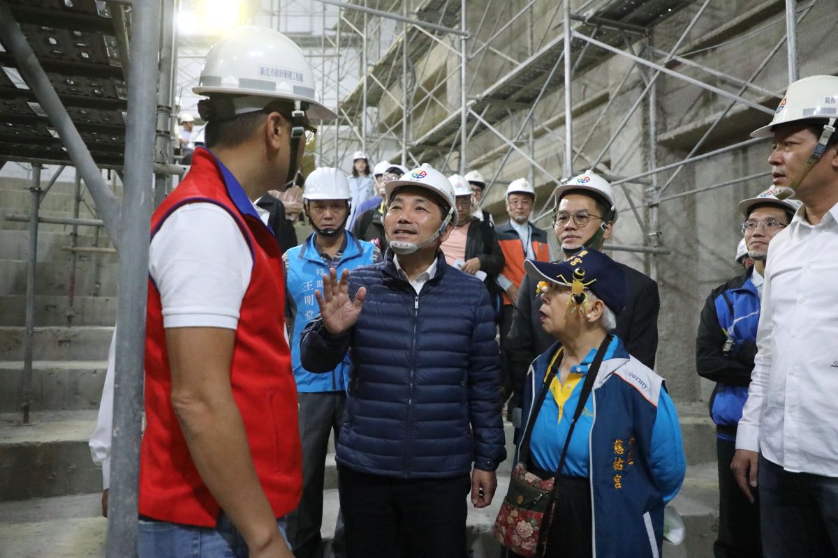 ▲新北市長侯友宜今(4)日前往新莊視察，他說該中心結合電影院、展覽館及圖書館，未來將成為民眾休閒好去處。（圖／新北市新聞局提供）