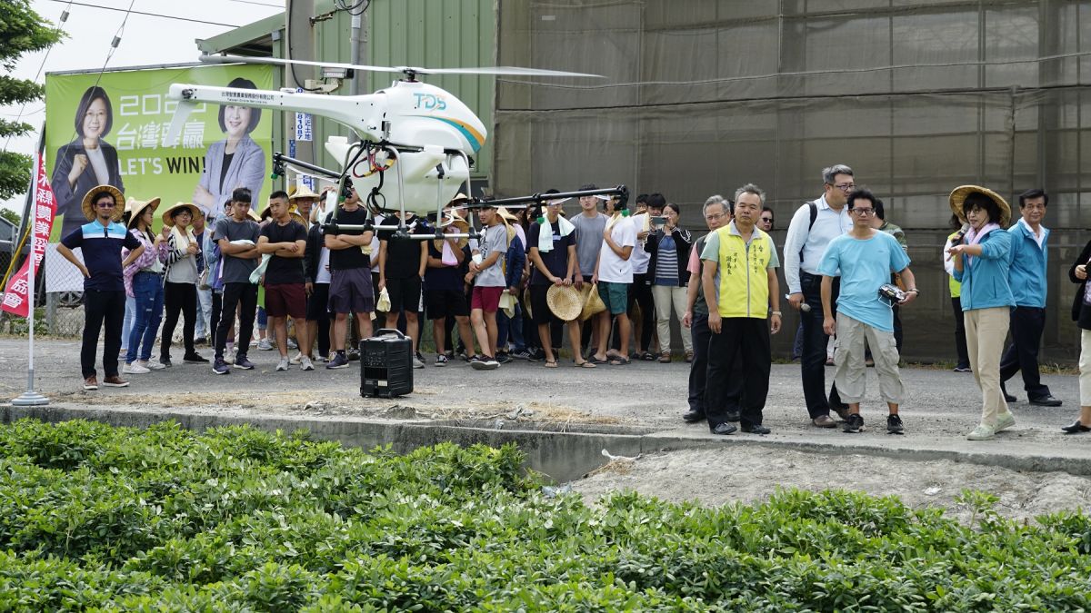 ▲蘇治芬一面說明一面讓大學生看到台灣5G時尚農業的精進。（圖／記者蘇榮泉攝，2019.11.04）