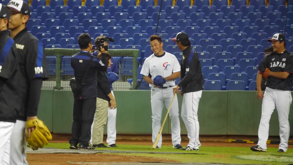 王柏融賽前與日本隊總教練稻葉篤紀問好。（圖／吳政紘攝）