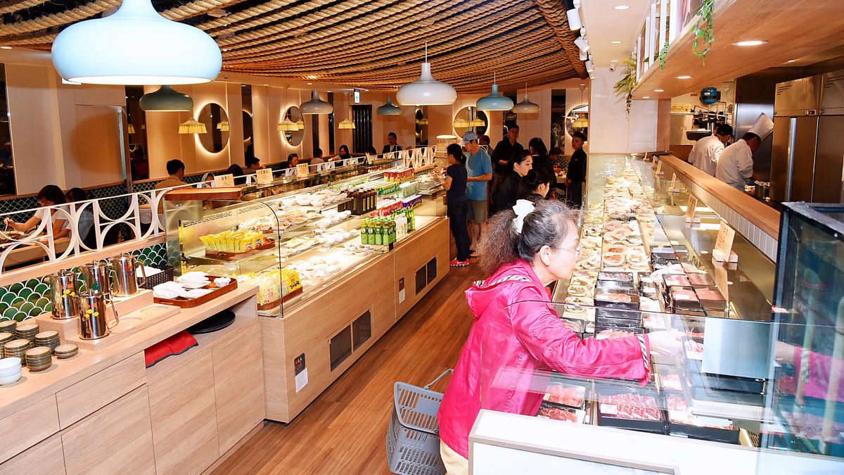 ▲提著菜籃挑選，小份量包裝，想吃多少拿多少，讓吃火鍋增加更多趣味性。（圖／記者陳美嘉攝）