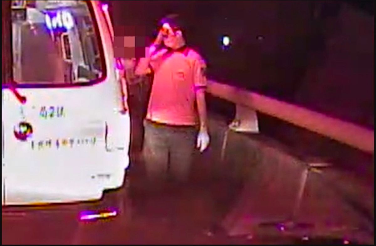 ▲嘉義市消防局在車禍的車陣中，將待產孕婦緊急送往醫院。(圖／嘉義市消防局提供)