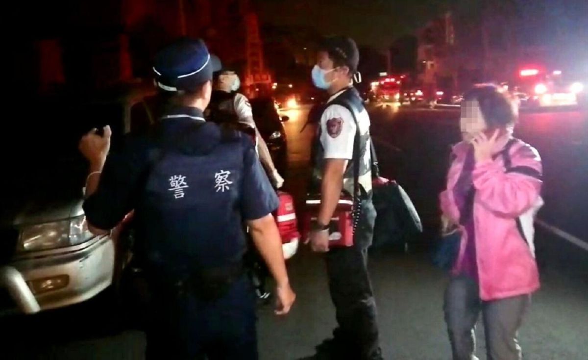 ▲婦人因母親家停電，母親身體不適鐵捲門打不開向現場救護人員求助，救護員要求再打119求助，所幸經勤務中心下令在場消防人員處理，破窗救出受困老婦送醫。（圖／記者郭凱杰翻攝，2019.11.05）