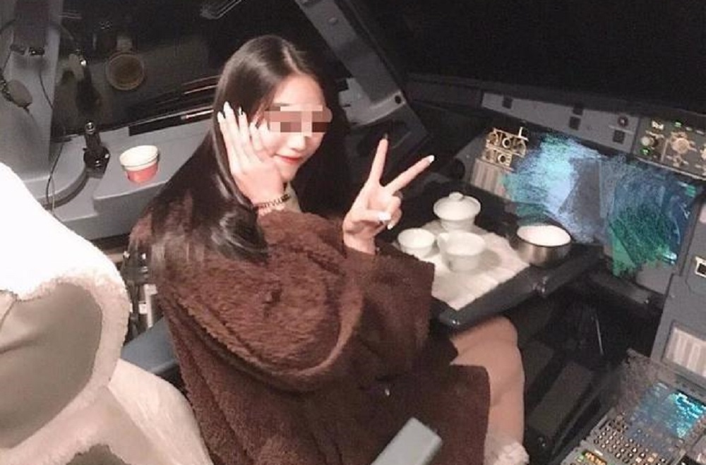 ▲飛行中的客機航班，竟有女乘客在駕駛艙內開心拍照，完全罔顧飛安規定，引發外界排山倒海的批評。（圖／翻攝自微博）