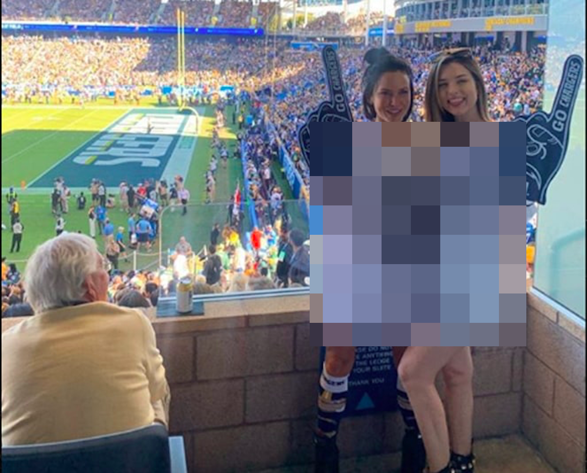 在世界大賽露奶而聲名大噪的兩名女子。（圖／取自網路）