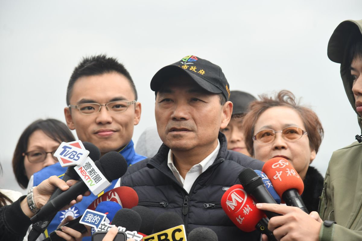 ▲新北市各區立委候選人希望他與韓「雙母雞」能夠一起合力拉抬選情，侯友宜僅說「我只報告各位一件事，我屬雞啦。」（圖／新北市政府提供）