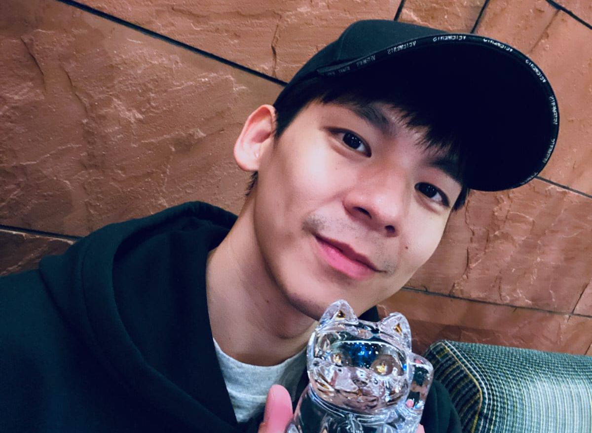 ▲林柏宏收到水晶招財貓，相當高興。（圖／周子娛樂）