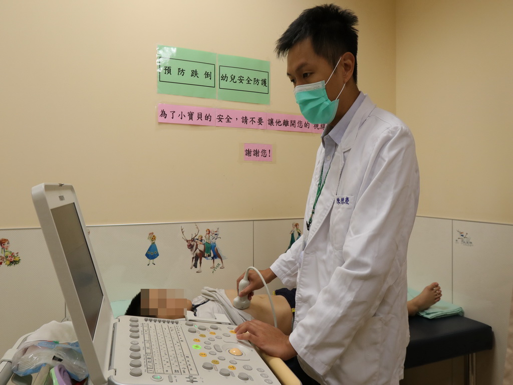 ▲醫生為檢查情形。 (圖／林重鎣翻攝2019.11.5)