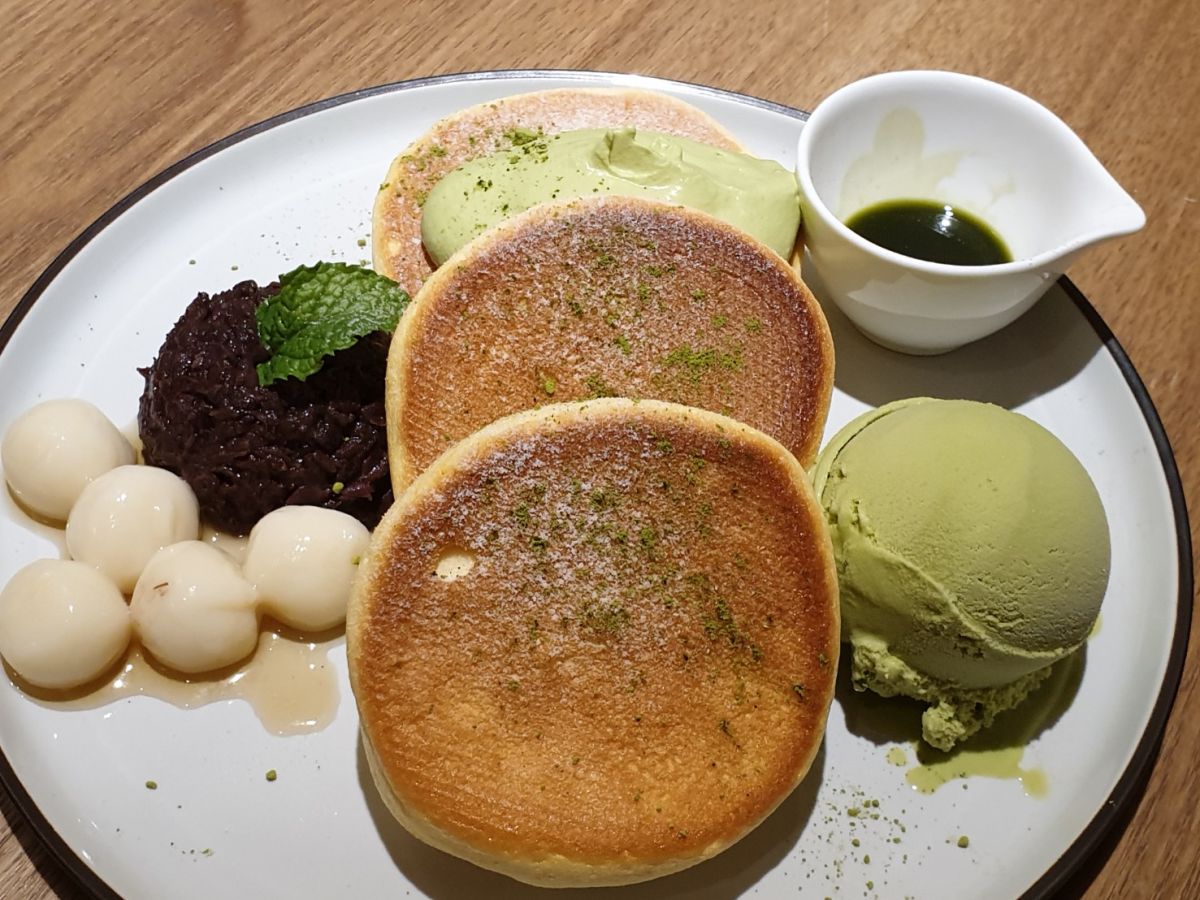 ▲朵朵雲專賣日式厚鬆餅，口味多元，搭配抹茶冰淇淋及紅豆、麻糬很道地日本味（圖／金武鳳攝