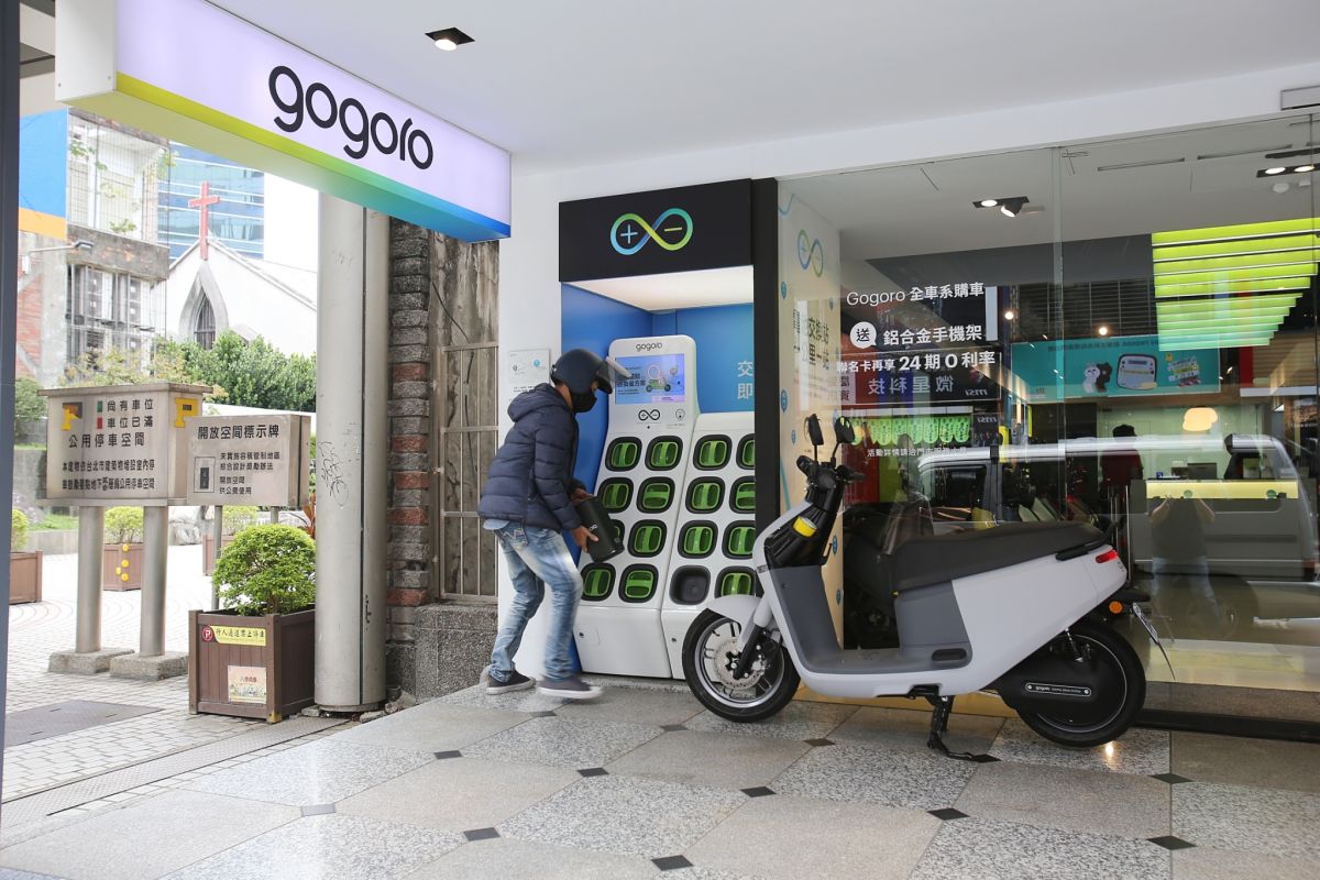 ▲Gogoro Network昨（7）日向用戶發出資費異動資訊公告，宣布2023年起將不再提供「騎到飽資費方案」。（圖／NOWnews攝）