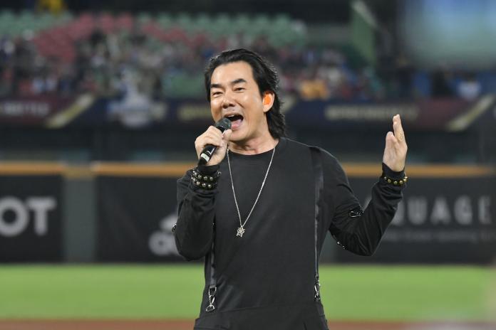 歌手任賢齊來到洲際棒球場，演唱歌曲。（圖／葉政勳攝）
