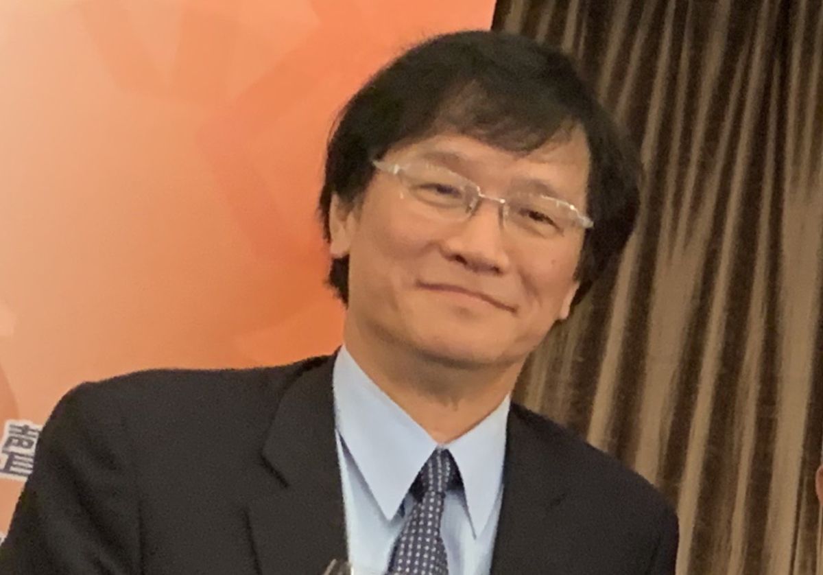 ▲被爆疑捲入婚外情，台灣中小企業銀行總經理施建安（左）辭職退休獲准，並自11月6日生效。（圖／NOWnews資料照）