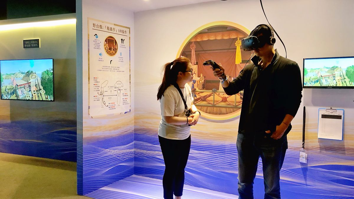 ▲民眾透過VR置身於科技畫境，臨場體驗虹橋、野台戲、金蘭居精采橋段。（圖／記者陳美嘉攝）