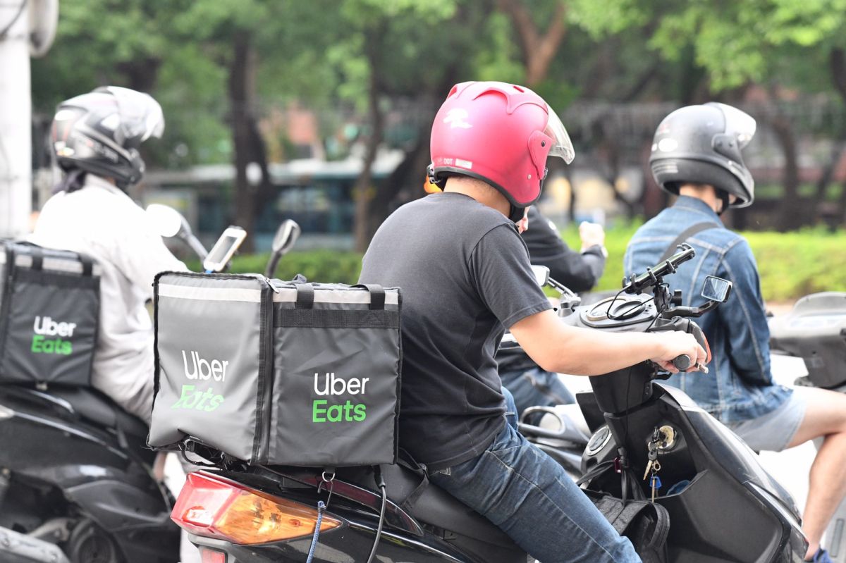 外送員「吸菸、嚼口香糖」恐開罰 Uber Eats回應了