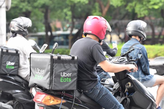外送員「吸菸、嚼口香糖」恐開罰　Uber Eats回應了