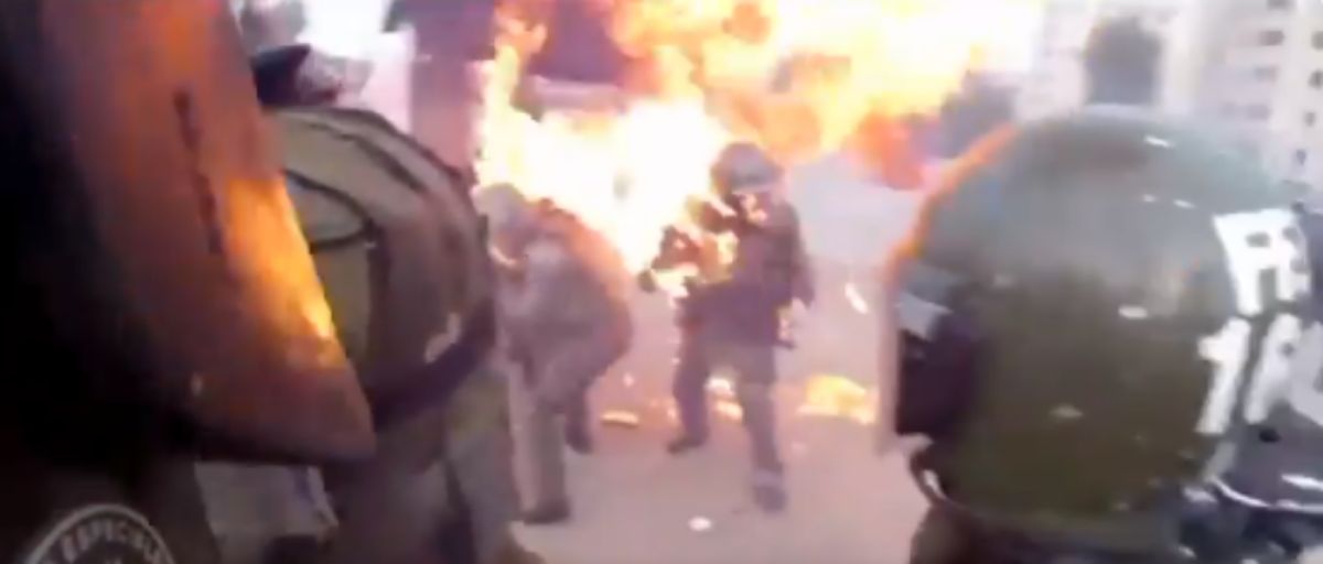 ▲ 近日智利首都聖地牙哥街頭出現驚悚一幕，2名女警遭示威者以汽油彈扔擲頭部，上半身一度起火。（圖／截取自 Carabineros de Chile 官方推特視頻）