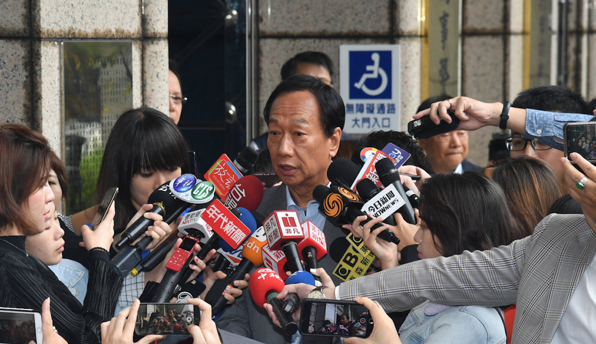 ▲鴻海創辦人郭台銘（前中）針對有人在臉書惡意散播母親身故謠言，5 日上午赴刑事警察局提告。他受訪時表示，提告是忍無可忍，「任何人不能詛咒我的母親」。中央社記者林俊耀攝 108 年 11 月 5 日