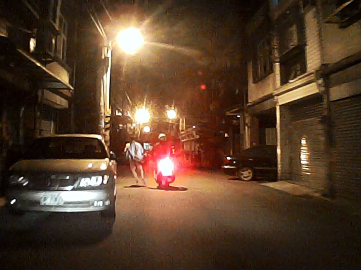 ▲外籍失聯移工遇到警察拔腿狂奔，但最後終究不敵熟悉附近路況的員警尾隨，體力耗盡之後乖乖就逮。（圖／桃園分局提供）