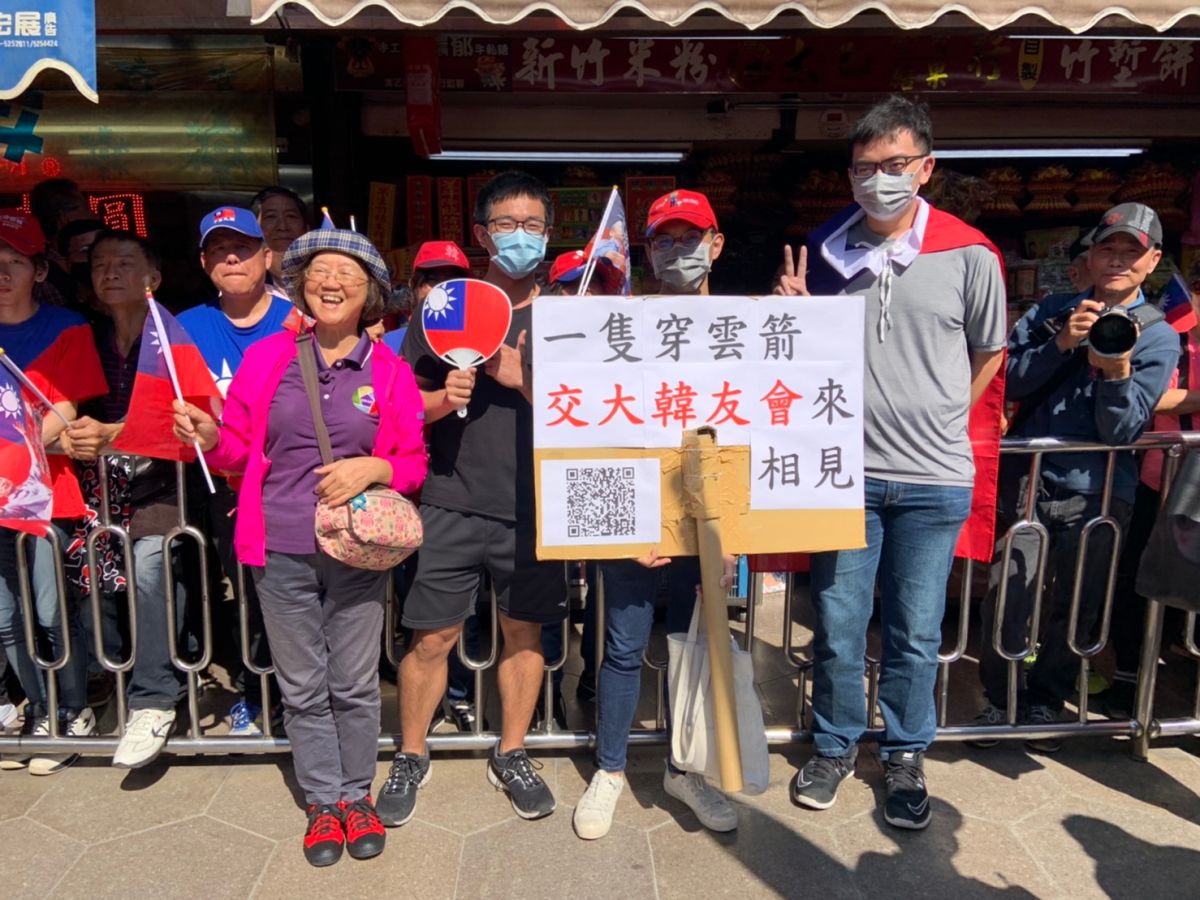 幾名戴著口罩、持