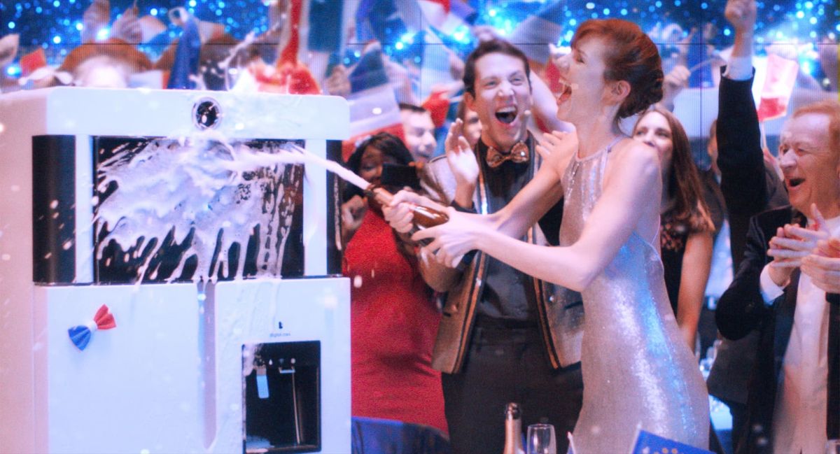 ▲智慧型冰箱「伊夫」（左）贏得歐洲歌唱大賽。（圖／原創娛樂）