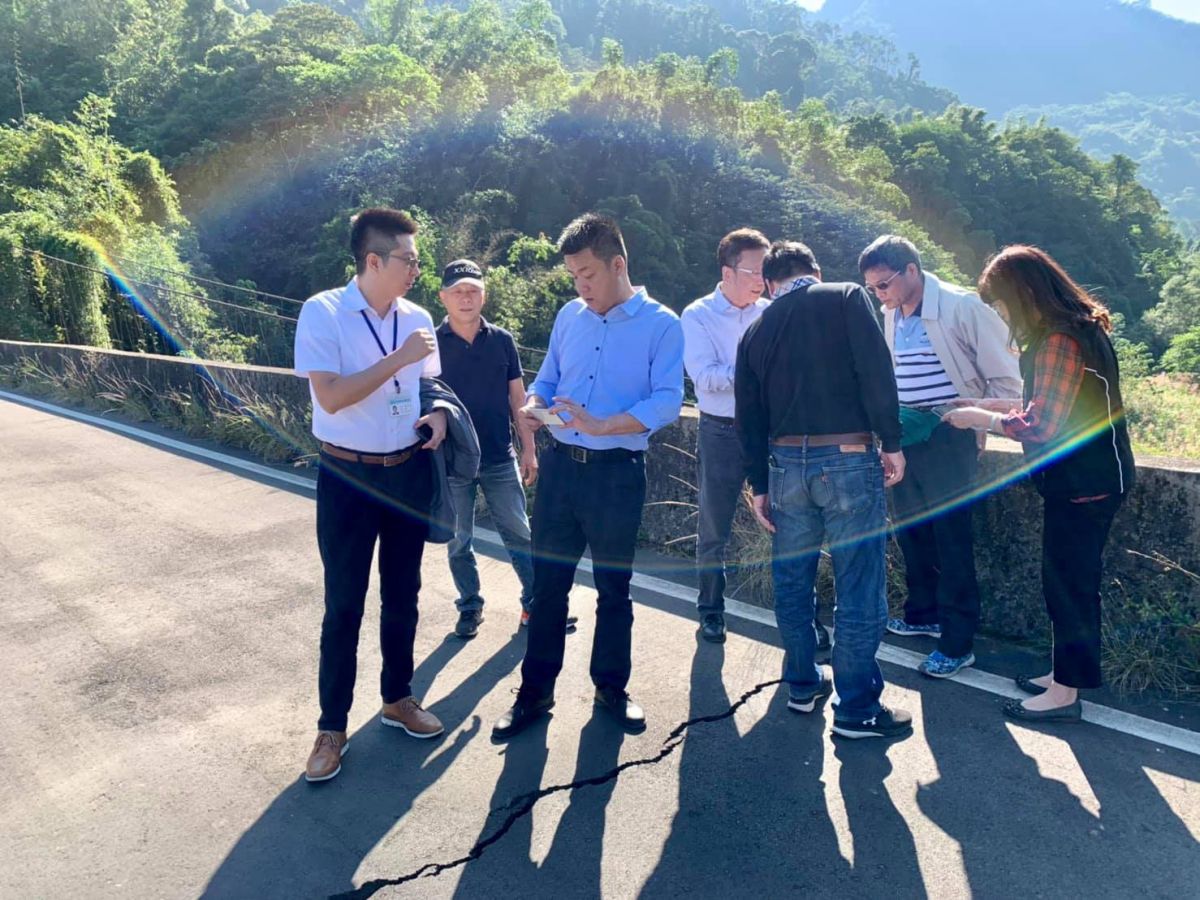 ▲橫山鄉公所會同土木技師會勘南昌大橋橋面裂縫。（圖／縣議員張良印提供）