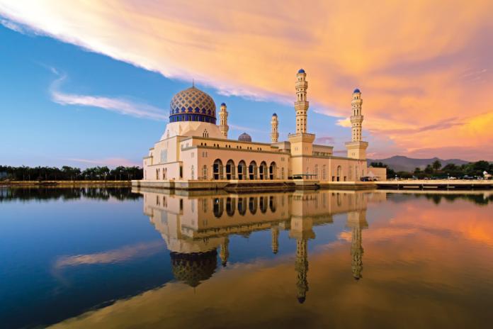 印尼雅加達即將動工漂浮清真寺。此圖為馬來西亞亞庇市的漂浮清真寺。（圖／shutterstock）