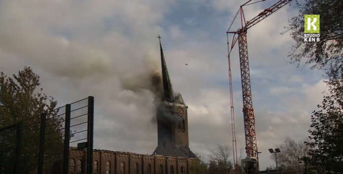 ▲荷蘭霍赫馬德（ Hoogmade ）一間百年教堂近日發生火警，連代表性尖塔也被燒斷（圖／截自 Studio Kaag en Braassem Youtube ）