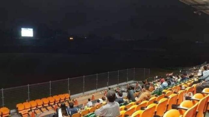 台南棒球場12強直播活動網友酸像在賞月。（圖／轉自ptt）