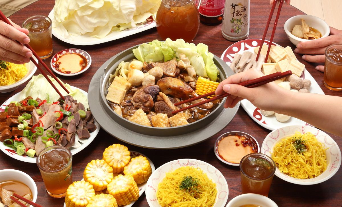 ▲宅女小紅更發揮人妻精神提醒消費者：「記得要將鍋底打包回家，不要有羞恥心！」外帶回家可以煮粥、煮麵或做成薑母鴨燉飯、麻油雙腰等多種創意吃法。（圖／業者提供）