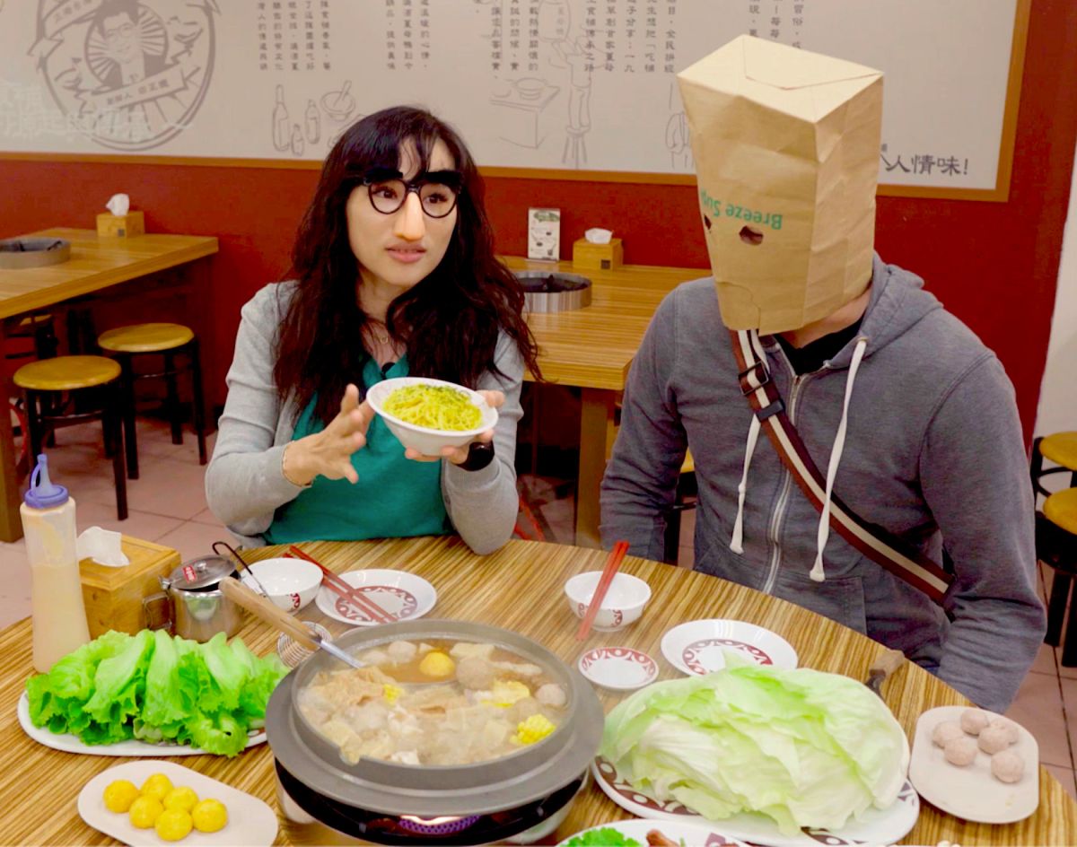 ▲宅女小紅更發揮人妻精神提醒消費者：「記得要將鍋底打包回家，不要有羞恥心！」外帶回家可以煮粥、煮麵或做成薑母鴨燉飯、麻油雙腰等多種創意吃法。（圖／業者提供）