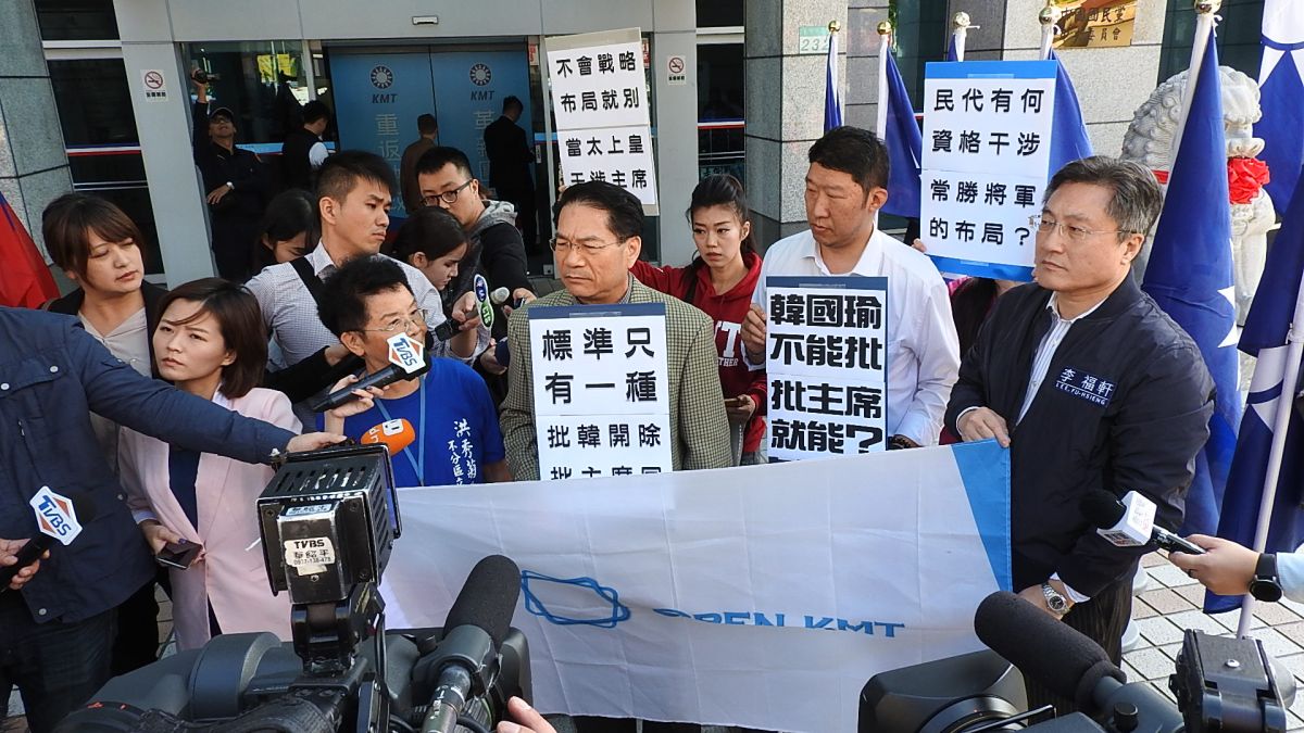 國民黨主席吳敦義列名不分區立委名單引發論戰，6日有部分國民黨基層建議黨中央對「黑吳者」開鍘，開除蔡育輝和蔡淑惠的黨籍。( 圖 / 記者陳弘志攝 )