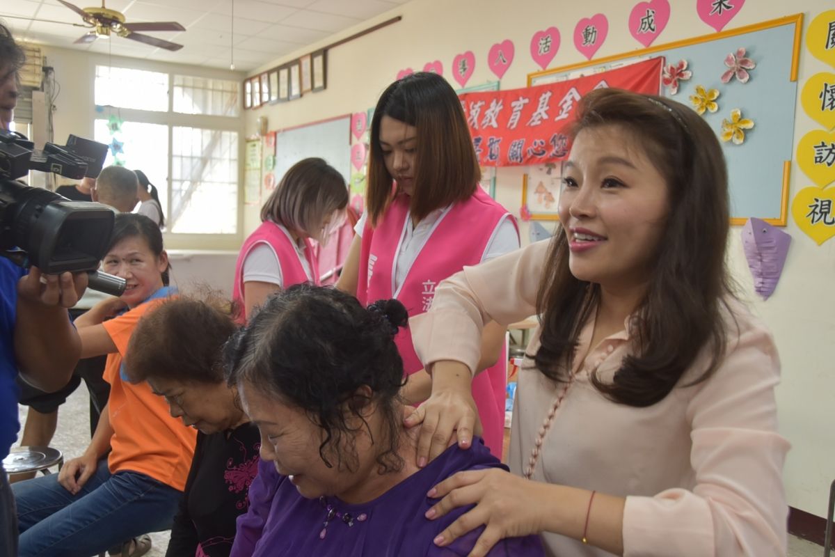 ▲董事長張嘉郡親自為長輩芳療服務。（圖／記者蘇榮泉攝，2019.11.06）